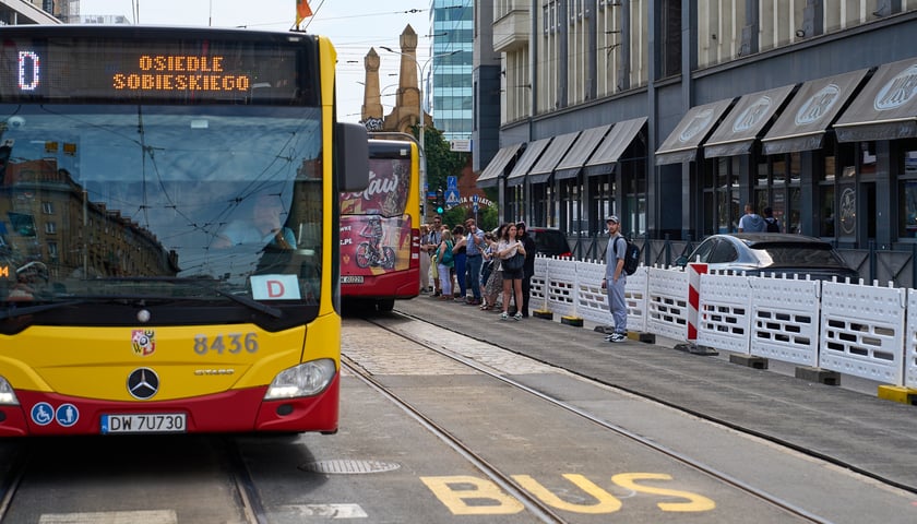 Autobus przy przystanku na zdjęciu ilustracyjnym