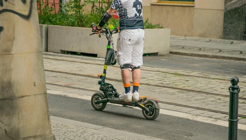 mężczyzna na hulajnodze