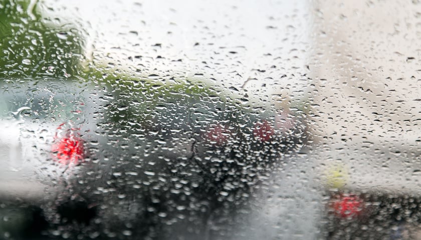 <p>Pamiętajmy, że deszcz stwarza specyficzne warunki na drogach. jedziemy rozwaznie!</p>