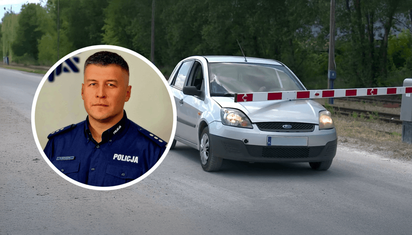 Samochód osobowy wyłamuje szlaban kolejowy, w kółku: komisarz Przemysław Ratajczyk. KWP we Wrocławiu