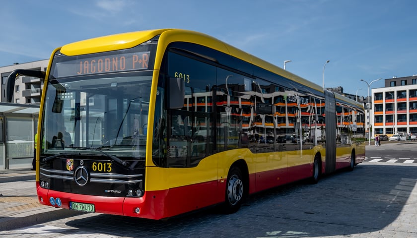 Autobus na nowej pętli, która od miesiąca działa na Jagodnie