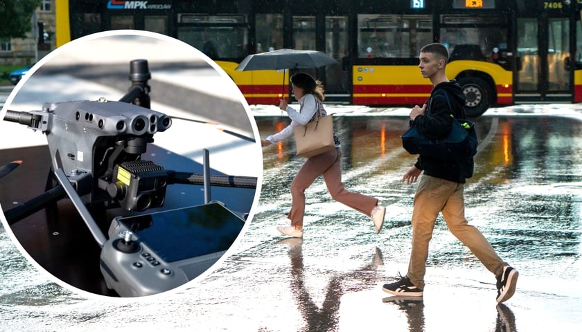Dwoje młodych ludzi przechodzi przez pasy przy padającym deszczu, w kółeczku nowy dron do patrolowania wałów przeciwpowodziowych i trudno dostępnych terenów (zdjęcie ilustracyjne)