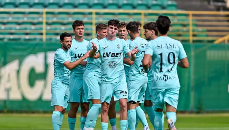 Piłkarze Śląska Wrocław cieszą się ze zwycięstwa w sparingu z FK Pardubice (3:2)