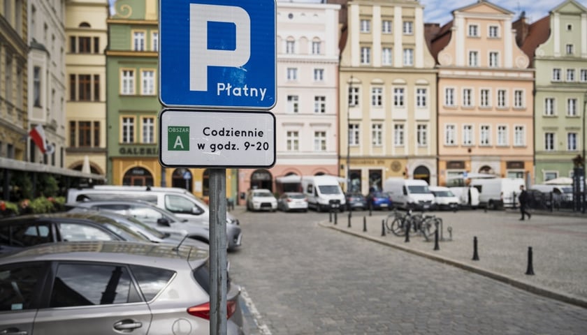 Znak parkingu i samochody stojące na placu Solnym, czyli w obszarze A płatnej strefy parkowania, 10 lipca 2025