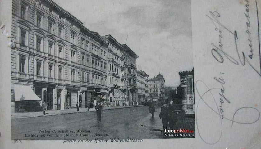 <p>Opis z portalu Fotopolska:&nbsp;1900 , ul. Powstańc&oacute;w Śląskich. Za słupem reklamowym wiadukt i ul. Świdnicka.</p>