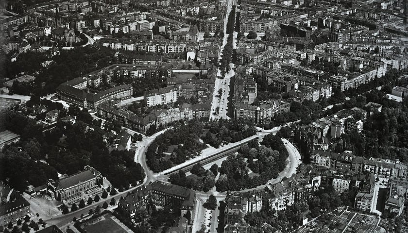 <p>Opis z portalu Fotopolska:&nbsp;Lata 1937-1945 , Plac Powstańc&oacute;w Śląskich i okolice</p>