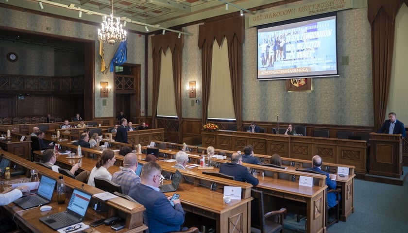 Radni podczas XXI sesji Rady Miejskiej Wrocławia, 10.07.2025