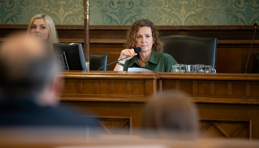 Przewodnicząca Agnieszka Rybczak podczas XXI sesji Rady Miejskiej Wrocławia, 10.07.2025