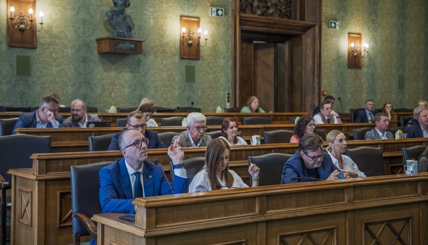 Radni podczas XXI sesji Rady Miejskiej Wrocławia, 10.07.2025