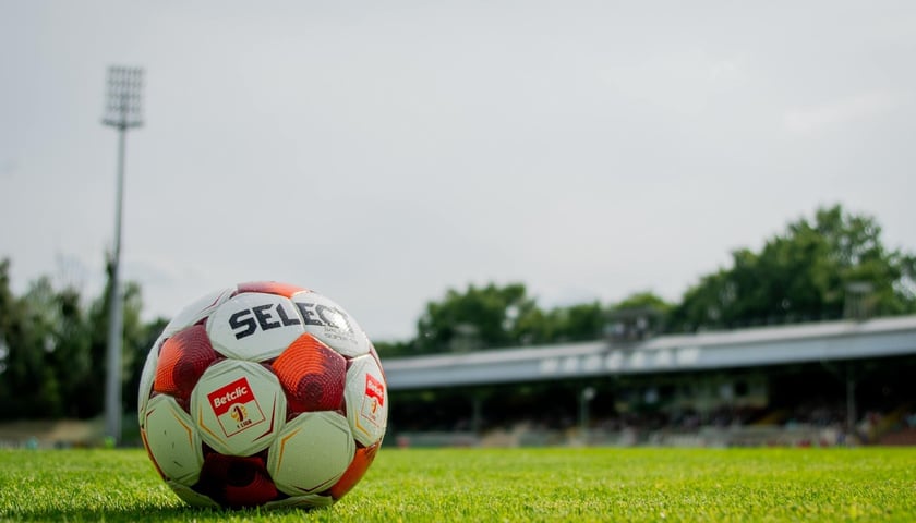 Piłka Betclic 1. Ligi na murawie stadionu przy ul. Oporowskiej we Wrocławiu (zdjęcie ilustracyjne)
