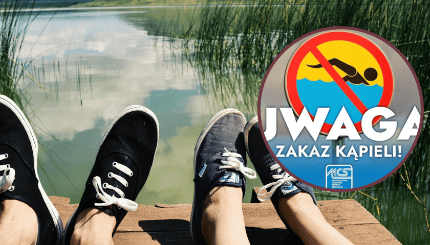 Stopy w trampkach na tle wody, w kółku zakaz kąpieli ze znakiem