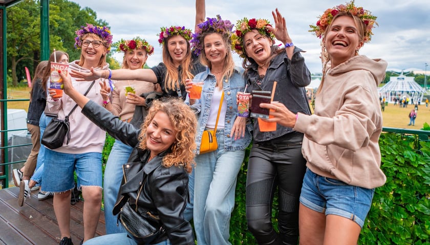 Uśmiechnięte uczestniczki festiwalu