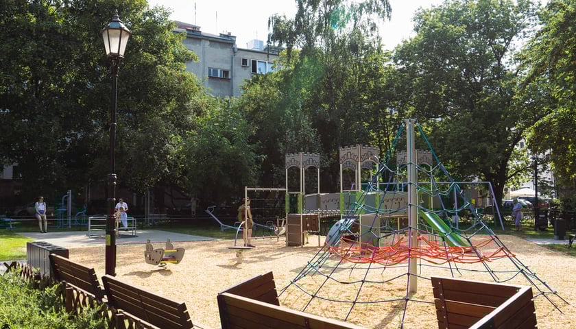 Odnowiony plac zabaw między ulicami Wita Stwosza, Szewską, Kotlarską i Krowią z urządzeniami do zabawy dla dzieci i ławkami. 