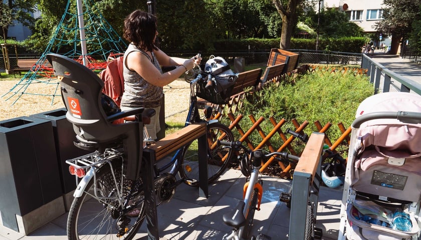 Miejsce dla rowerów na podwórku między ulicami Wita Stwosza, Szewską, Kotlarską i Krowią
