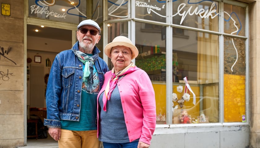 Zdzisława i Piotr Hiltajczukowie, właściciele pasmanterii "Guzik" przy ul. Kiełbaśniczej
