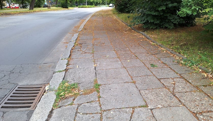 Stary chodnik na ul. Inżynierskiej we Wrocławiu