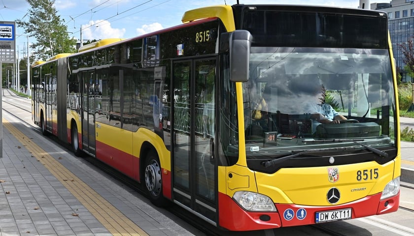 Zdjęcie ilustracyjne: autobus MPK na przystanku 