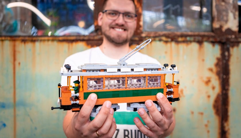 Mateusz Wawrowski w Czasoprzestrzeni prezentuje model tramwaju Maximum 