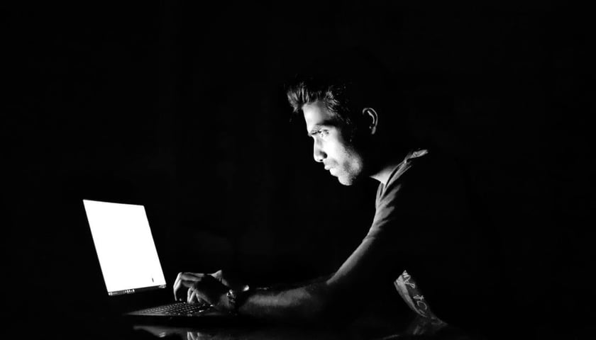 mężczyzna przy komputerze, zdjęcie ilustracyjne