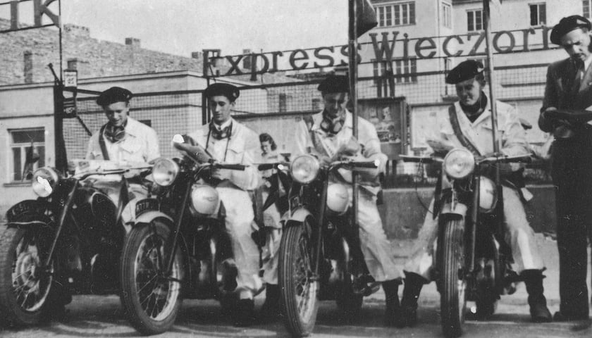 <p>Wystawa Ziem Odzyskanych 1948 r. we Wrocławiu i kawalkada motocykli</p>