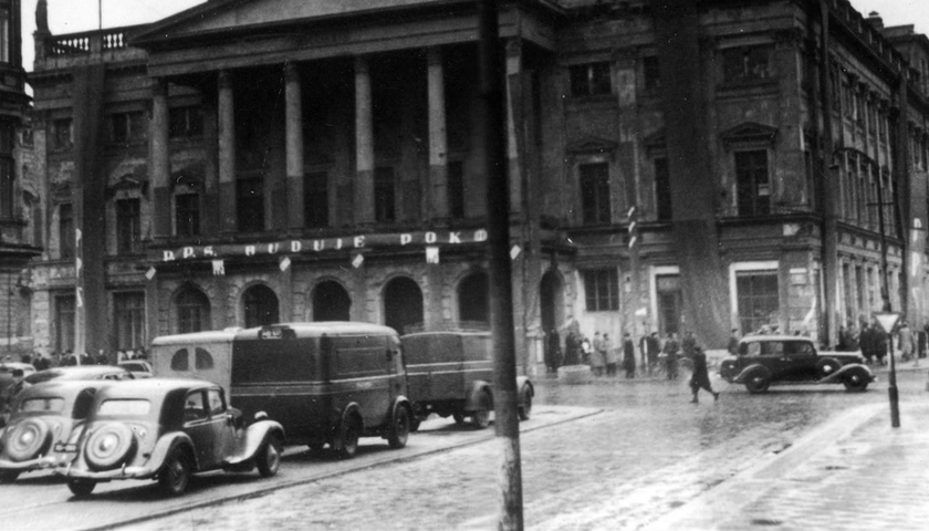 Wrocław, pl. Teatralny / ul Świdnicka, rok 1946. Widoczne dwa Citroeny BL11