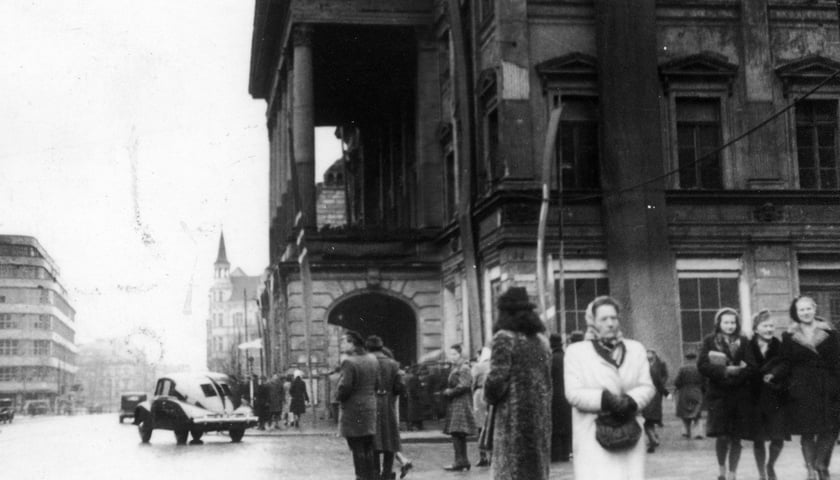 Wrocław, ul Świdnicka, rok 1946. Przed budynkiem Opery unikatowa Tatra 87
