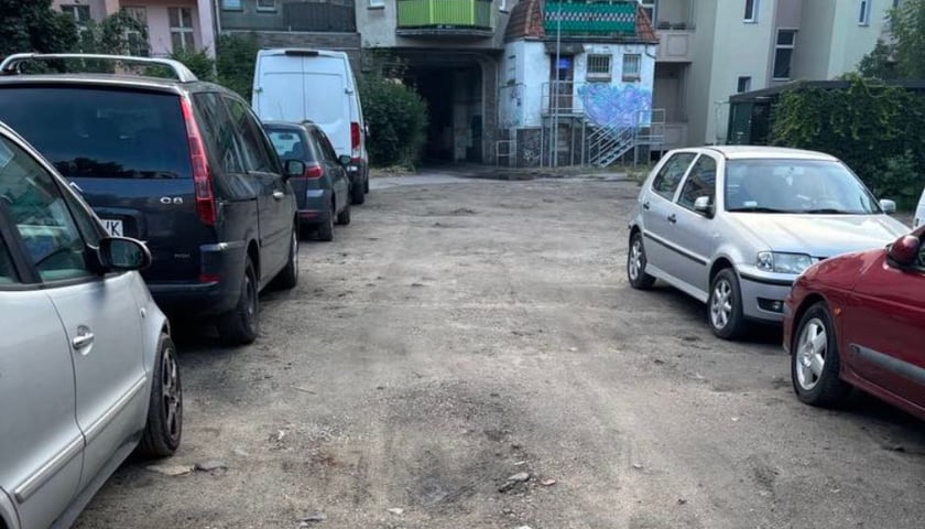 Podwórko między Wapienną a Kamienną