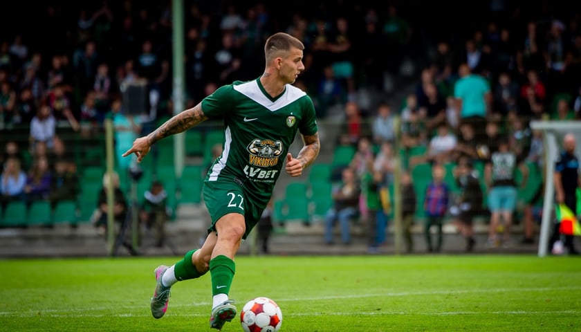 Mateusz Żukowski, pomocnik Śląska Wrocław, podczas przedsezonowego sparingu
