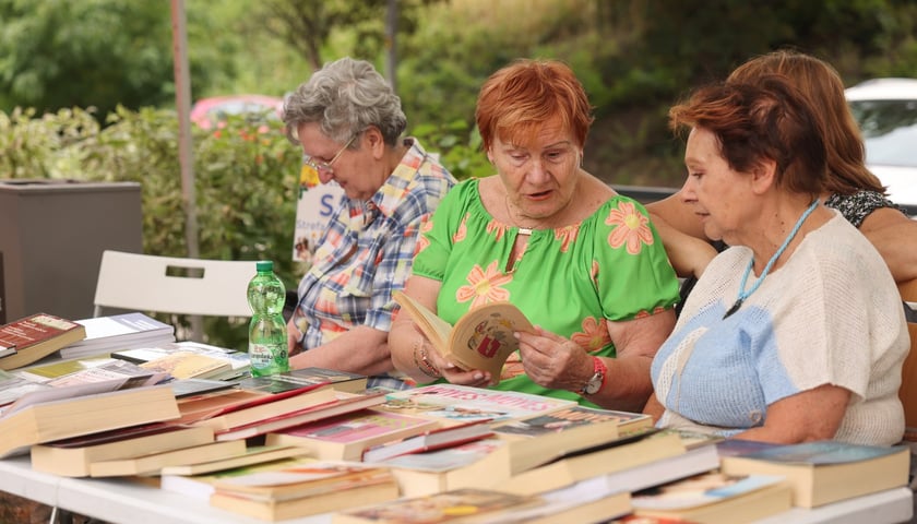 Trzy kobiety, zdjęcie z festynu podwórkowego „Dbam to mam” 