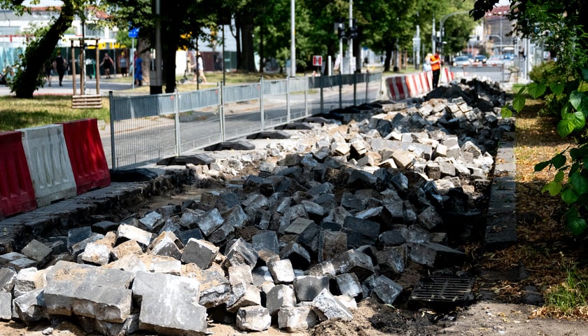 Prace na ul. Powstańców Śląskich we Wrocławiu, 15 lipca 2025