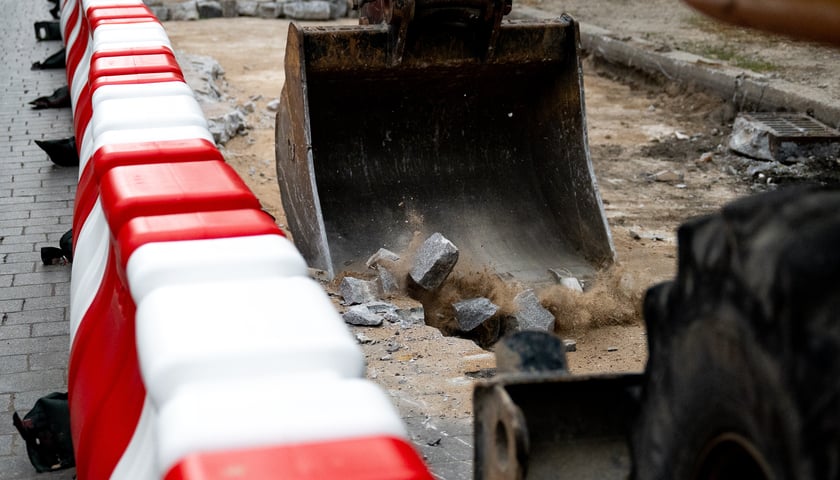 Prace na ul. Powstańców Śląskich we Wrocławiu, 15 lipca 2025