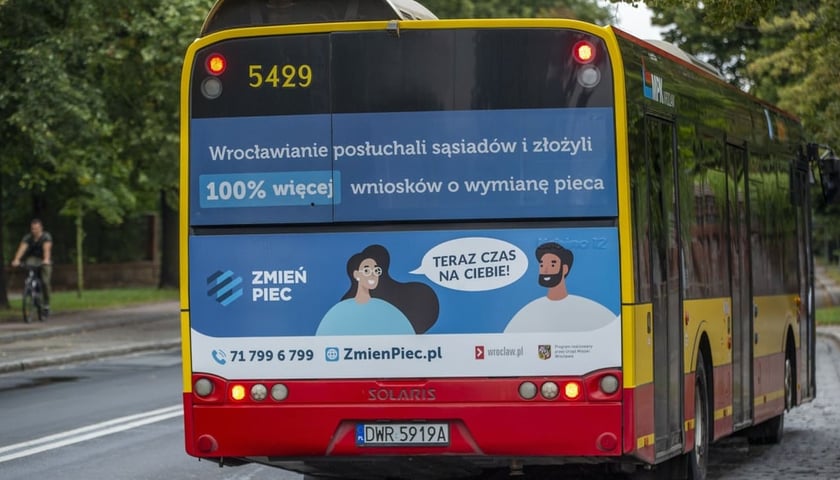 Autobus miejski na przystanku. Zdjęcie ilustracyjne