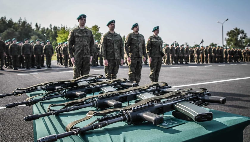 Wakacje z wojskiem i uroczystość wręczenia broni w 10  Wrocławskiej Brygadzie Łączności