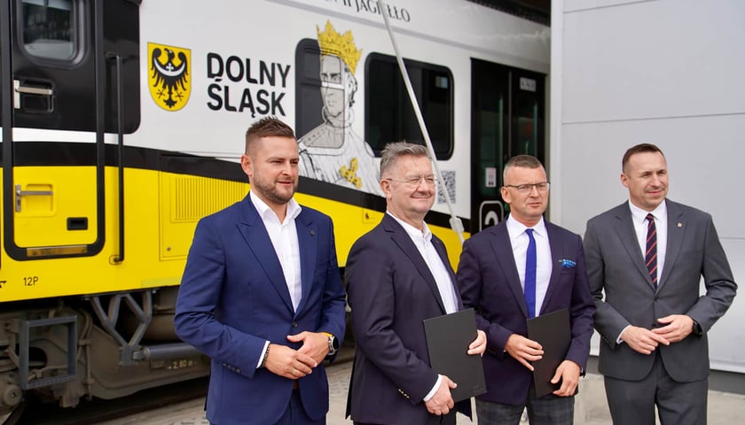 Podpisanie umowy na 10 dodatkowych Elfów dla Kolei Dolnośląskich. Wicemarszałek Michał Rado, prezes Pesa Bydgoszcz Krzysztof Zdziarski, prezes KD Damian Stawikowski i marszałek Paweł Gancarz