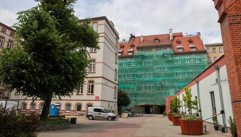 IV LO przy ul. Świstackiego - ściana w siatce zabezpieczającej w czasie remontu