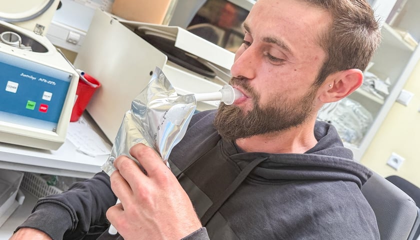 Na zdjęciu mężczyzna podczas badania w kierunku nosicielstwa Helicobacter pylori