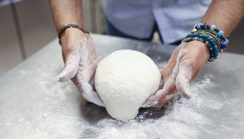Amedeo Menale z restauracji Vivere Italiano jest świetnym szefem kuchni, tu przygotowuje pizzę bezglutenową