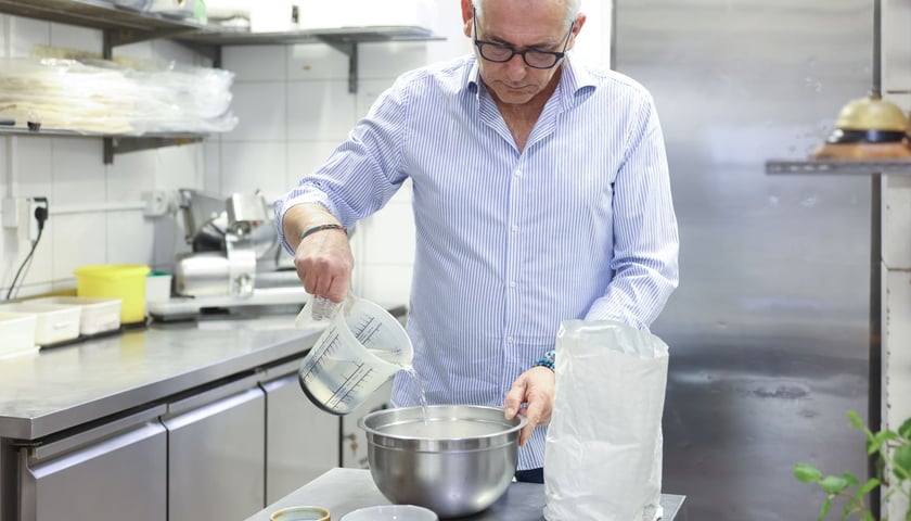 Amedeo Menale z restauracji Vivere Italiano jest świetnym szefem kuchni, tu przygotowuje pizzę bezglutenową