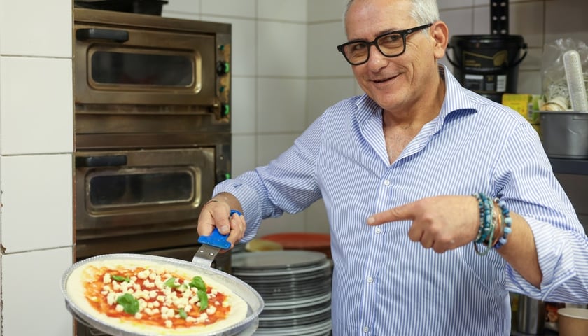 <p>Amedeo Menale z restauracji Vivere Italiano jest świetnym szefem kuchni, tu przygotowuje pizzę bezglutenową</p>