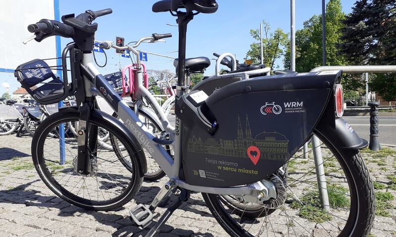 Nowy model wrocławskiego roweru miejskiego na stacji przy Hali Targowej, 27 kwietnia 2025
