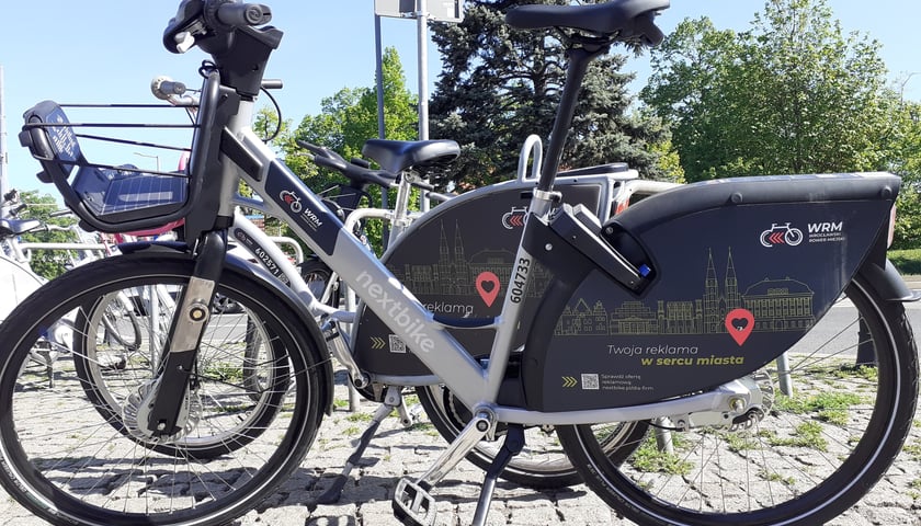 Nowy model wrocławskiego roweru miejskiego na stacji przy Hali Targowej, 27 kwietnia 2025