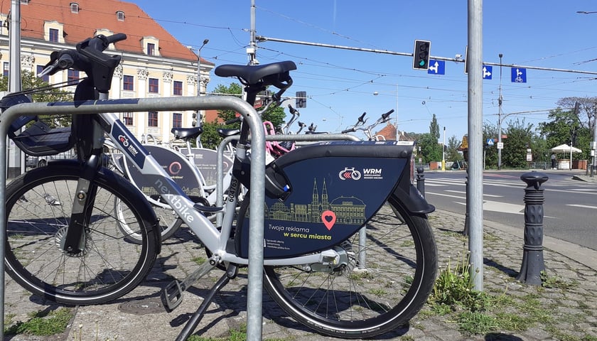Nowy model wrocławskiego roweru miejskiego na stacji przy Hali Targowej, 27 kwietnia 2025