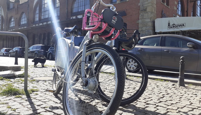Stary i nowy model wrocławskiego roweru miejskiego na stacji przy Hali Targowej, 27 kwietnia 2025