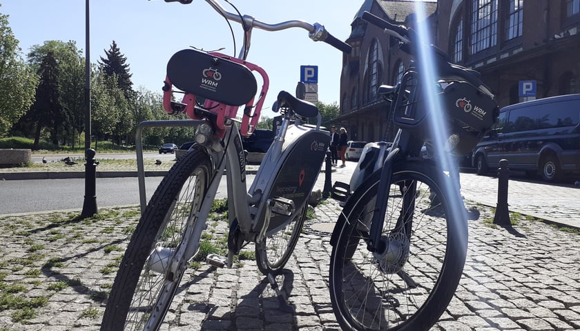 Stary i nowy model wrocławskiego roweru miejskiego na stacji przy Hali Targowej, 27 kwietnia 2025