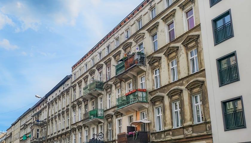 <p>Remont obejmie m.in. elewację włącznie renowacją balkon&oacute;w i ozdobnych balustrad</p>