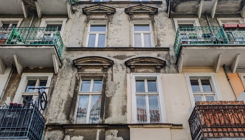 <p>Na budynku odkryto niedawno napisy reklamowe, kt&oacute;re r&oacute;wniez zostaną zachowane</p>