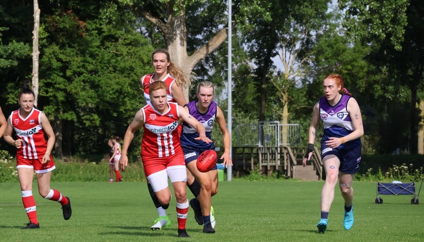 Pogoń za piłką kilku zawodniczek w czasie meczu Polska - Szkocja rozegranego na mistrzostwach Europy w futbolu australijskim w Amsterdamie