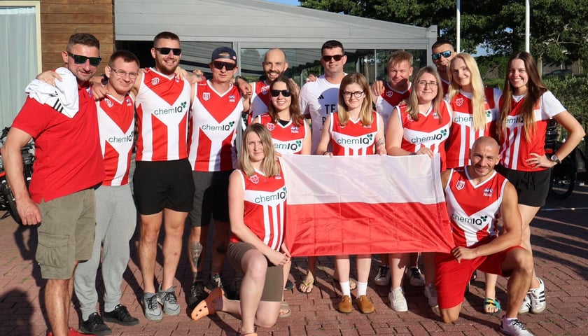 Reprezentanci Polski kobiet i mężczyzn, przed mistrzostwami Europy rozegranymi w Amsterdamie. Wśród nich zawodniczki i zawodnicy Lions Wrocław.