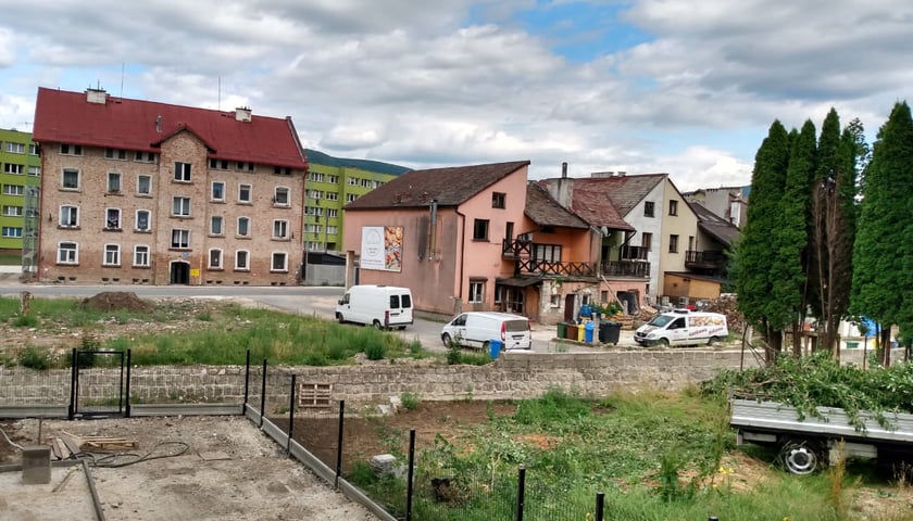 <p>Stronie Śląskie, budynki na brzegu Morawki</p>