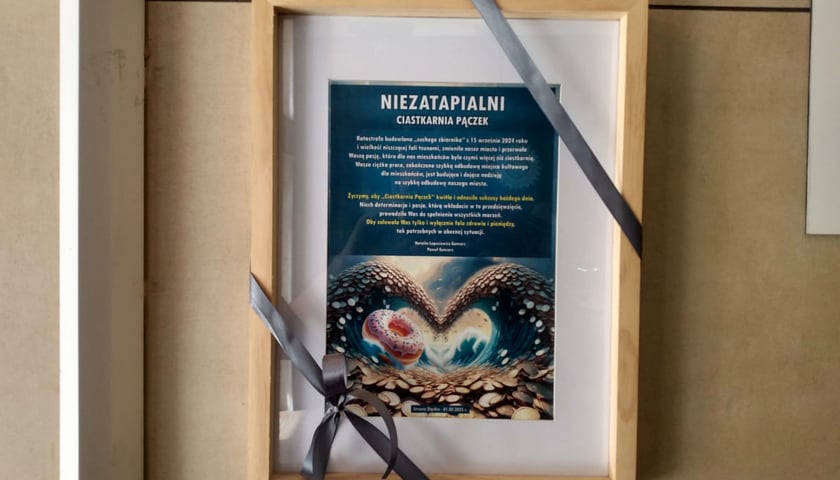 Dyplom "Niezatapialni" wiszący na ścianie cukierni w Stroniu Śląskim.